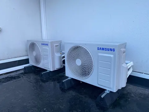 Unité extérieure Samsung posée sur une terrasse près du Bassin d'Arcachon