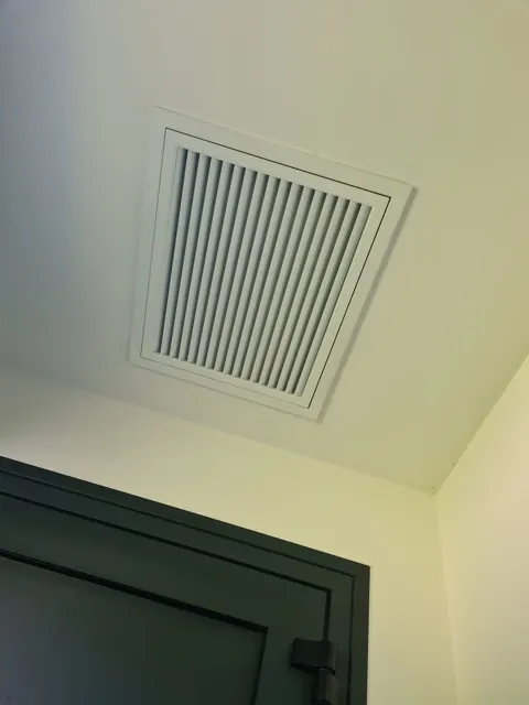 Bouche de climatisation au plafond