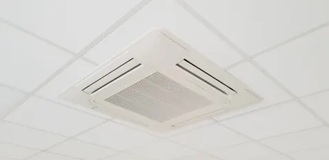 Cassette 4 voies encastrée dans un faux plafond de bureau