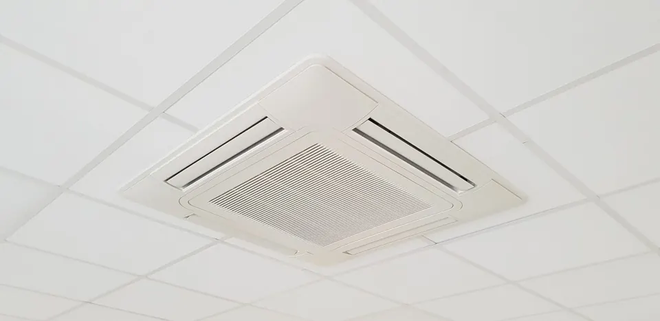 Cassette 4 voies encastrée dans un faux plafond de bureau