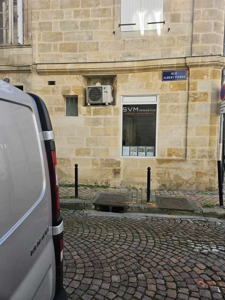 Unité extérieure neuve installée sur une façade en pierre en centre-ville de Bordeaux