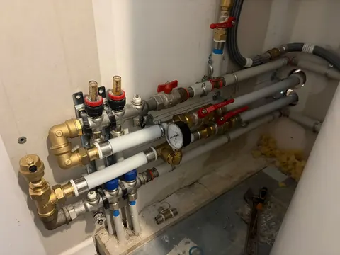 Collecteur de plancher chauffant raccordé à une pompe à chaleur air/eau Daikin