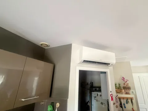 Split mural Daikin installé dans une cuisine à Biganos
