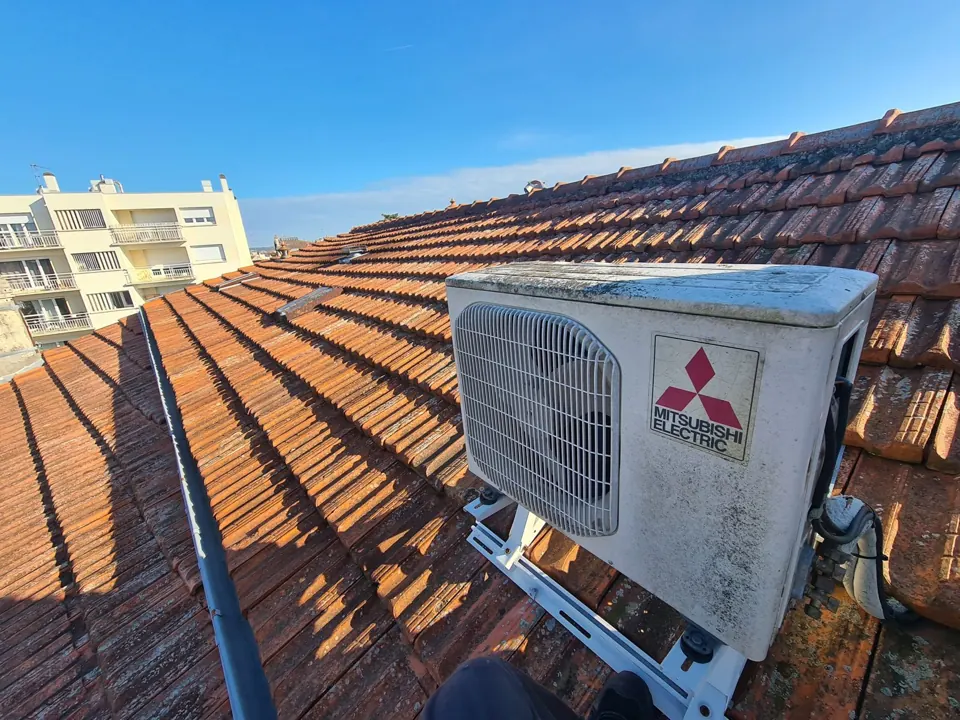 Ancien mono-split Mitsubishi Electric sur une toiture en tuiles avant remplacement