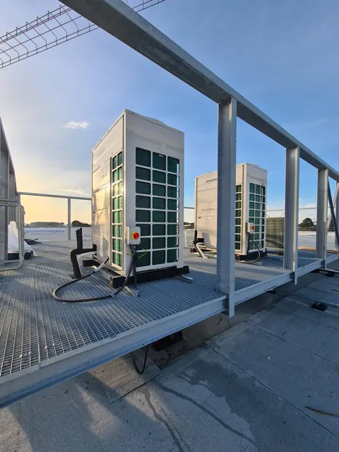 Technicien NJ Concept sur une toiture-terrasse