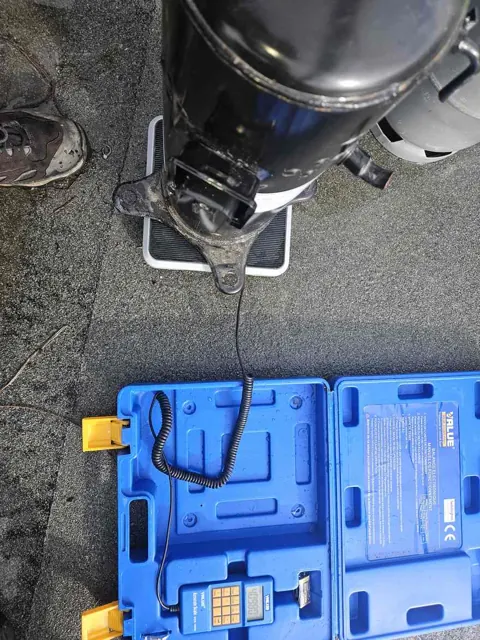 Technicien en maintenance sur une toiture-terrasse