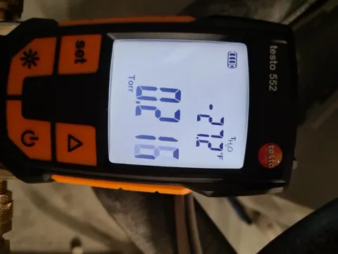 Vacuomètre Testo utilisé lors d'un entretien