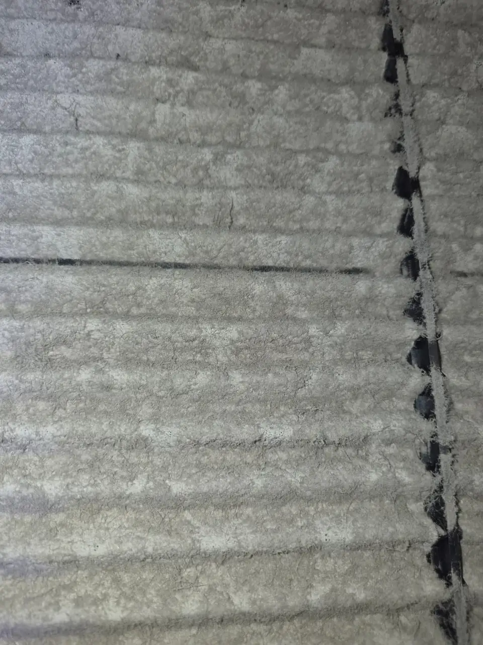 Filtre de climatisation colmaté par la poussière, avant nettoyage — photo NJ Concept