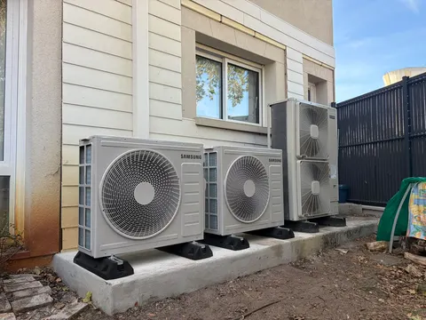 Deux groupes Samsung de multi-split posés sur plots antivibratiles et dalle béton, à côté de la pompe à chaleur air/eau Hitachi existante, Le Teich