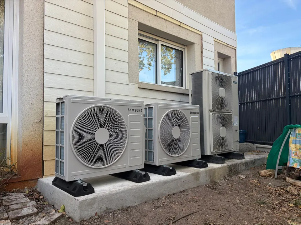 Groupes Samsung de climatisation réversible (PAC air/air) à côté d'une pompe à chaleur air/eau Hitachi, maison au Teich