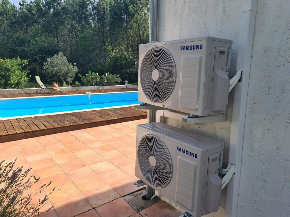 Deux unités extérieures Samsung posées au bord d'une piscine, Bassin d'Arcachon