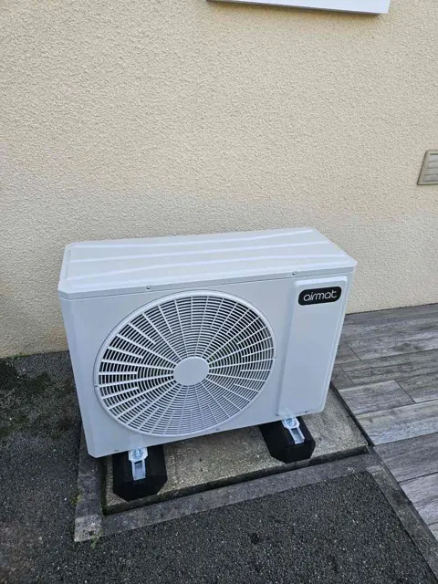 Unité extérieure Atlantic de pompe à chaleur sur terrasse bois