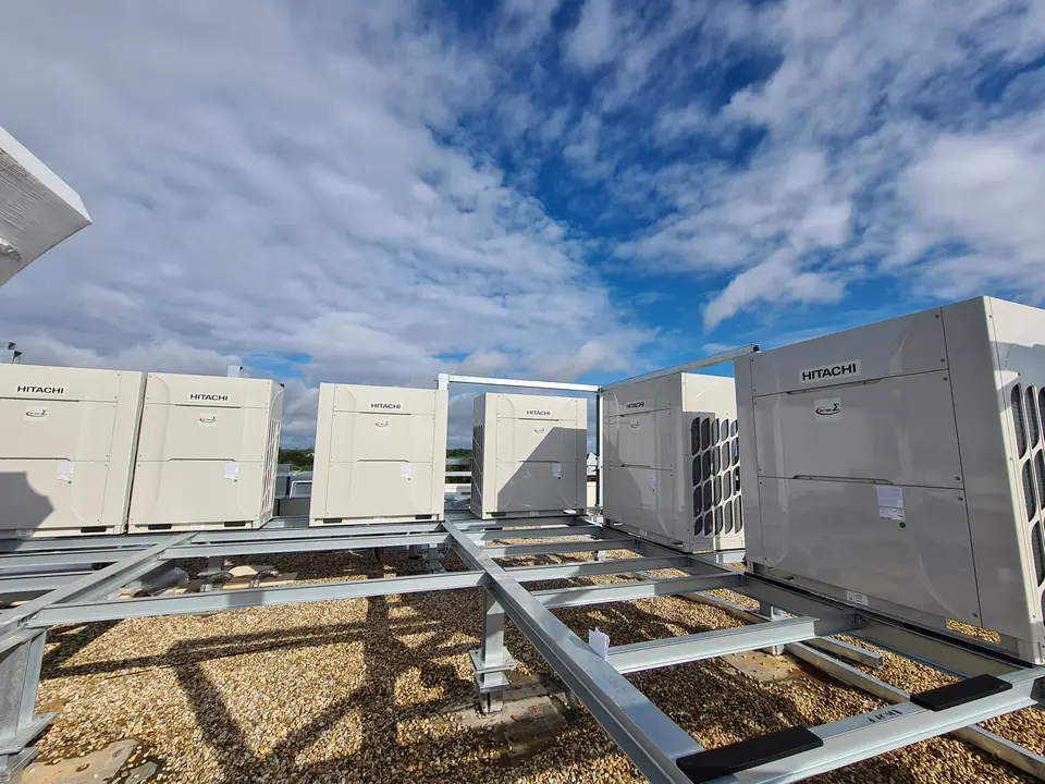 Groupes Hitachi Set Free alignés sur châssis en toiture d'un immeuble de bureaux à Pessac