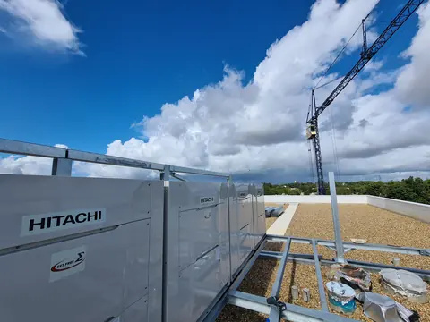 Groupes Hitachi Set Free en toiture pendant le grutage, Pessac