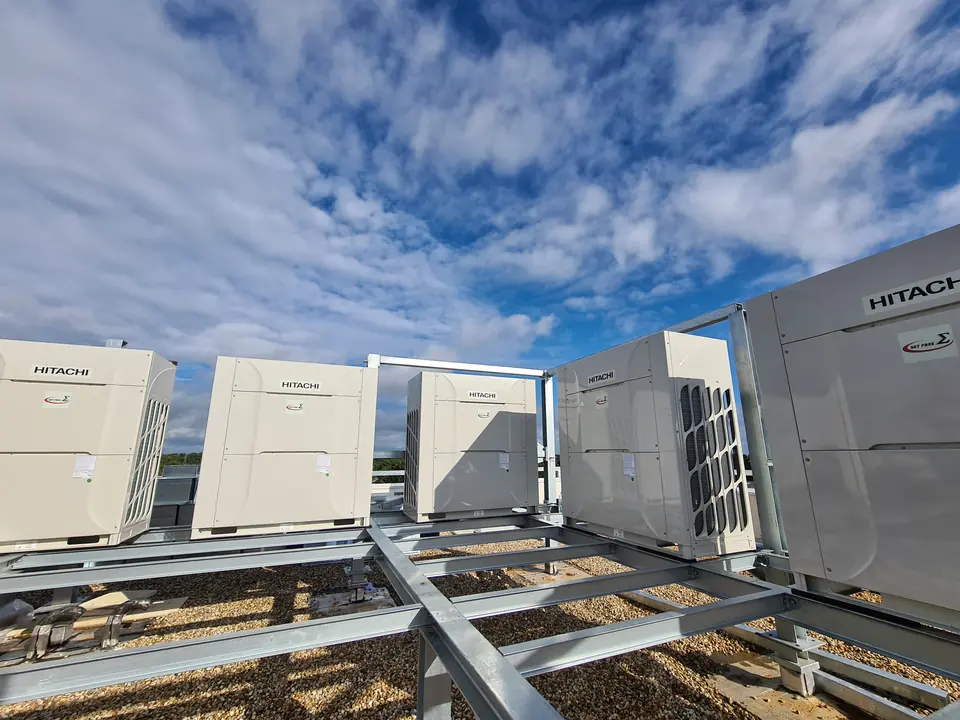 Groupes Hitachi Set Free posés par NJ Concept sur la toiture d'un immeuble de bureaux, zone Bersol à Pessac