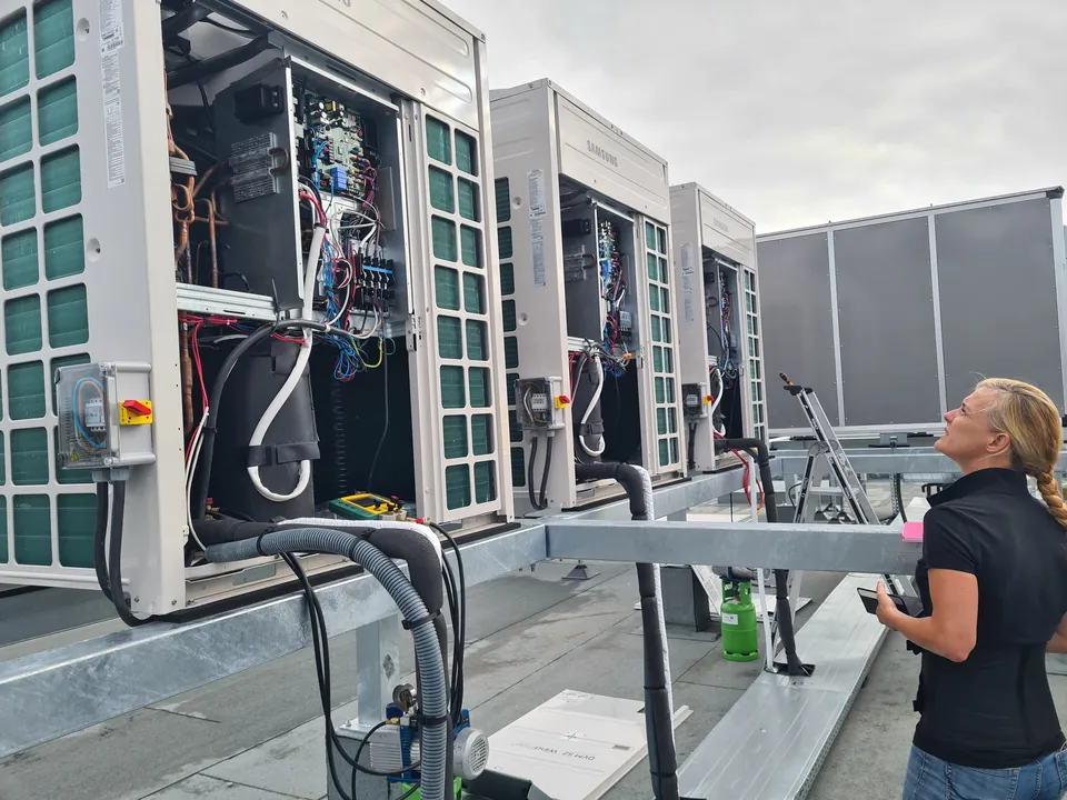 Technicienne NJ Concept en intervention sur des groupes Samsung DVM en toiture, en Gironde