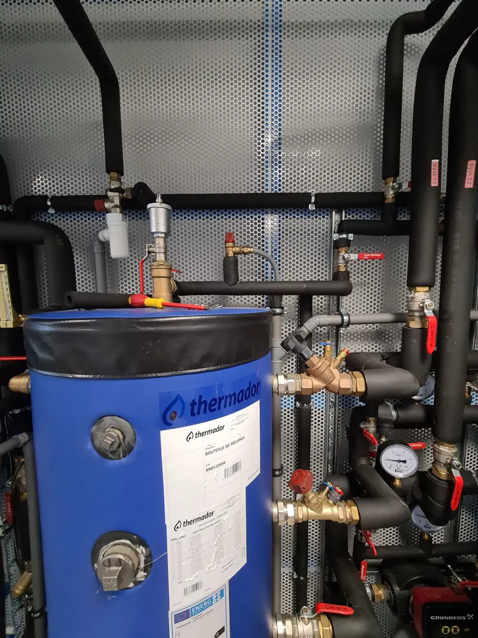 Local technique avec ballon tampon et circuit hydraulique d'une pompe à chaleur air/eau
