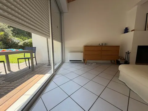 Console de climatisation réversible dans un séjour ouvert sur la terrasse, Arcachon
