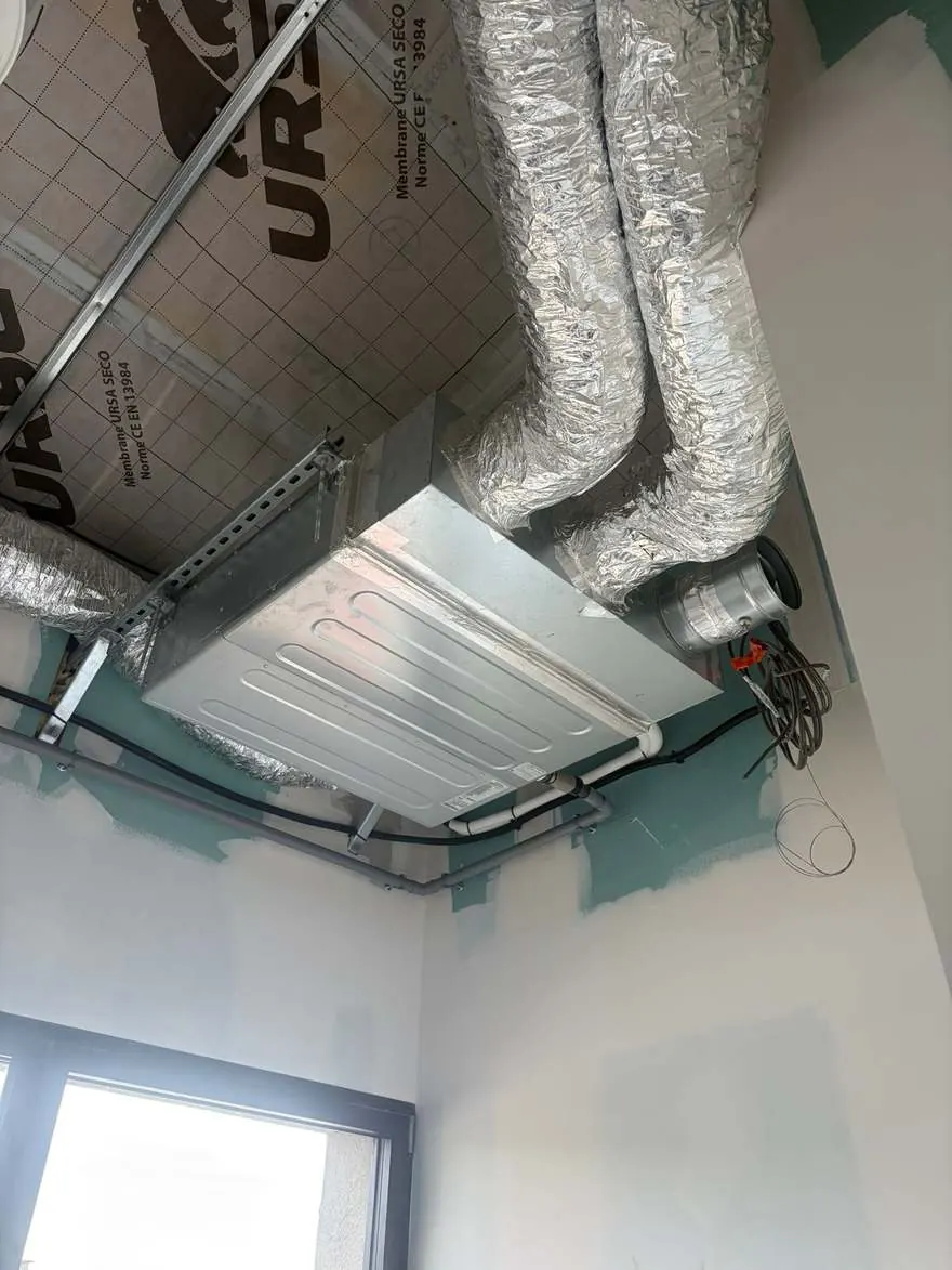 Unité intérieure gainable Samsung posée au plafond avec gaines aluminium isolées