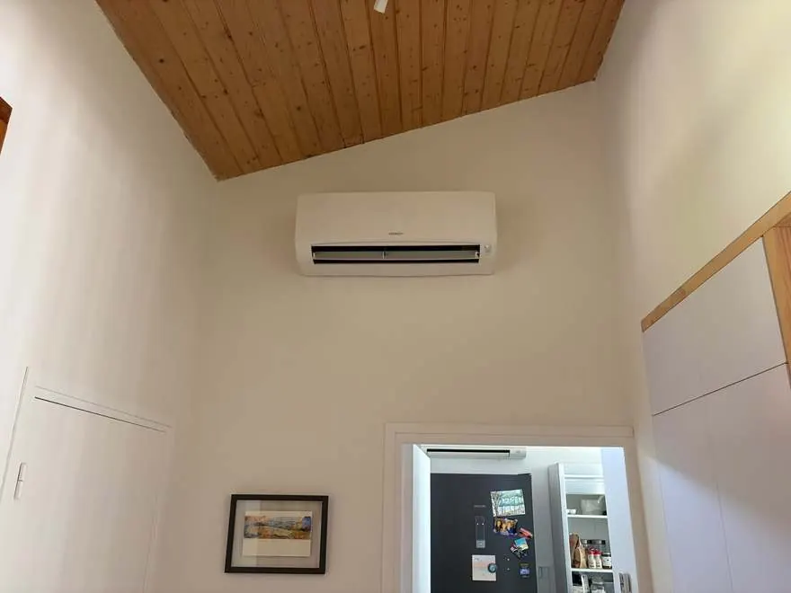 Split mural installé par NJ Concept dans une chambre au plafond bois à Arcachon