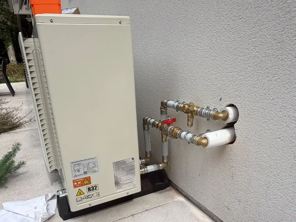 Pompe à chaleur air/eau Daikin monobloc R32 en cours d'installation par NJ Concept, raccordée à un plancher chauffant