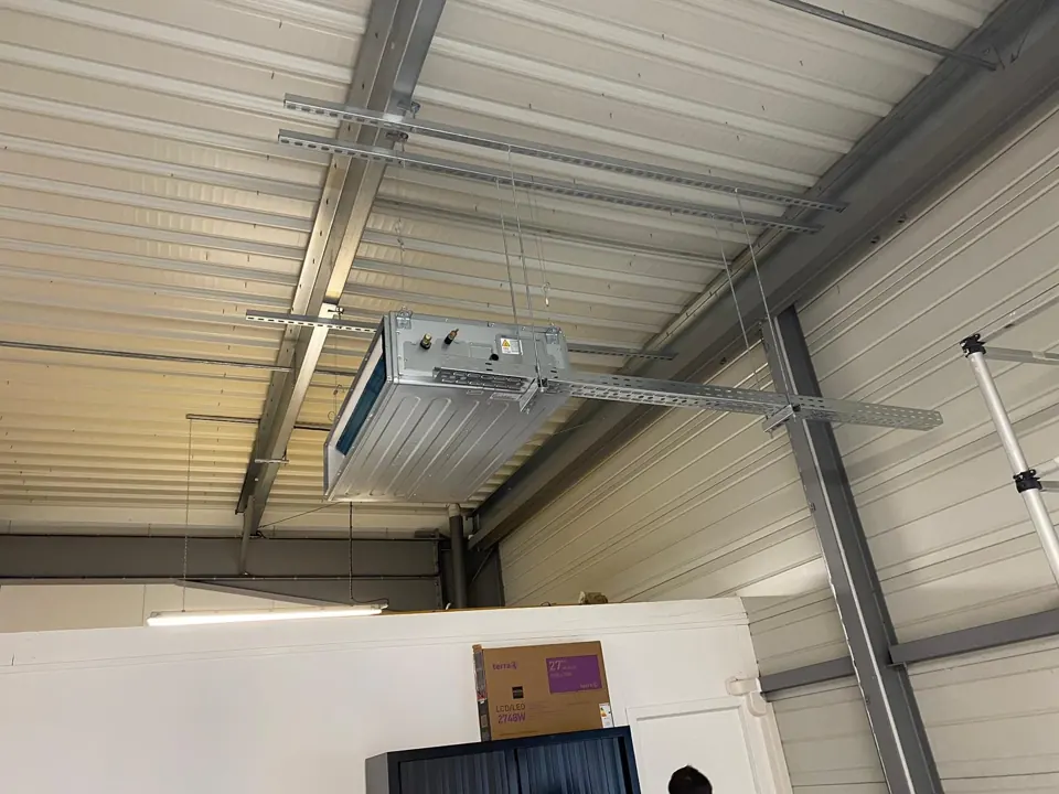 Unité plafonnière dans un atelier à ossature métallique