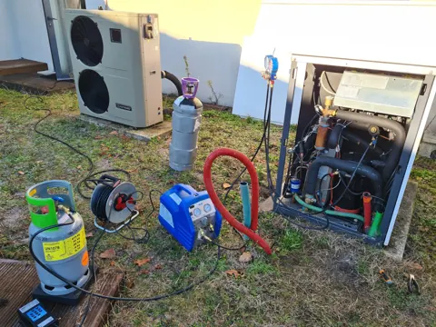 Réparation d'une pompe à chaleur avec outillage frigoriste
