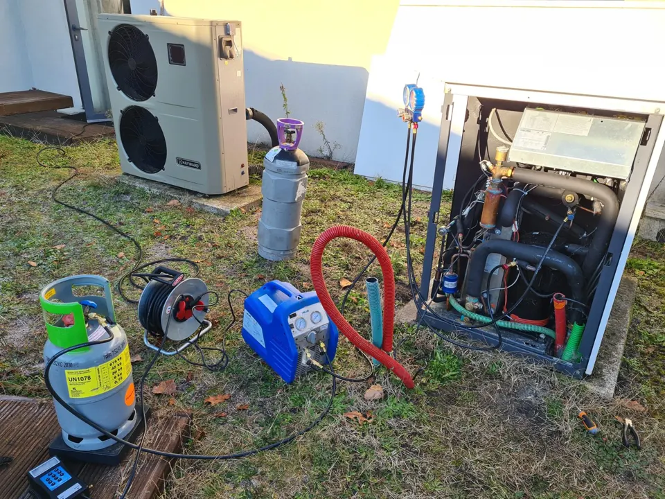 Réparation d'une pompe à chaleur avec outillage frigoriste