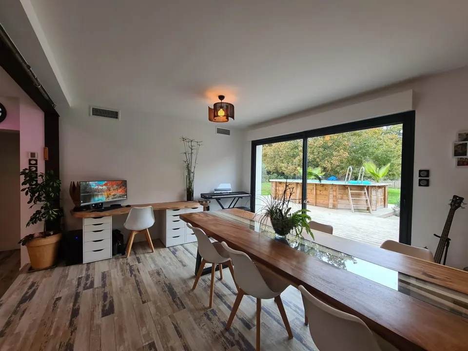 Séjour d'une maison à Biganos climatisé par NJ Concept, grande baie ouverte sur le jardin