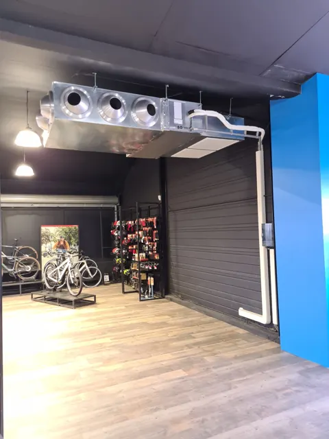 Showroom de concession climatisé avec unité murale, Bordeaux