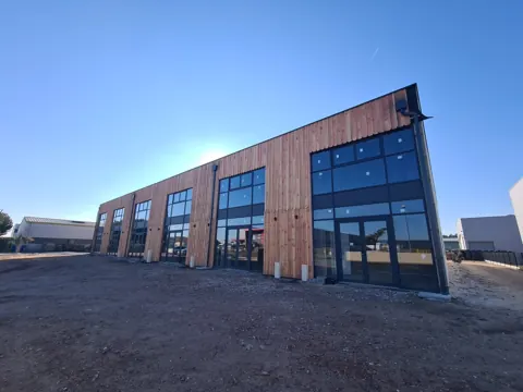 Bâtiment tertiaire neuf à bardage bois climatisé par NJ Concept, Saint-Jean-d'Illac