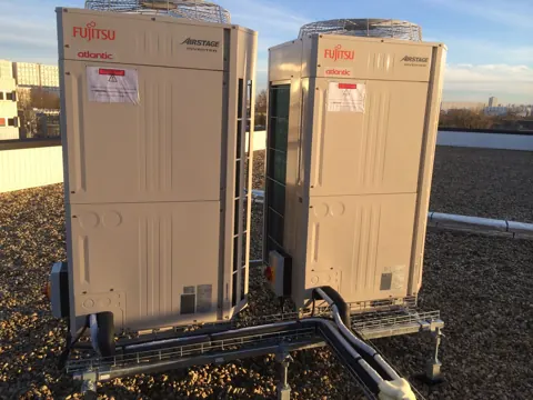 Groupes VRF Fujitsu Airstage sur la toiture d'un immeuble de bureaux à Bordeaux
